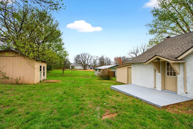 946 Clearview Rd, Cottontown, TN 37048