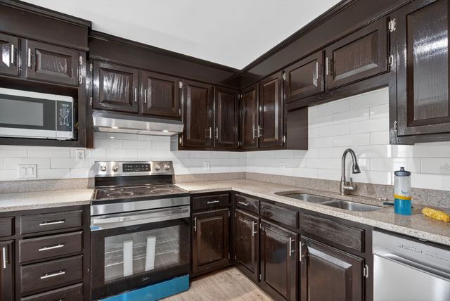 946 Clearview Rd, Cottontown, TN 37048