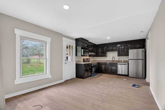 946 Clearview Rd, Cottontown, TN 37048