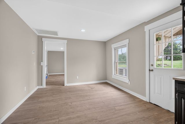 946 Clearview Rd, Cottontown, TN 37048