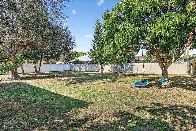 1261 SE Mendavia Ave, Port St. Lucie, FL 34952