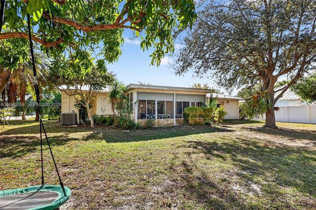 1261 SE Mendavia Ave, Port St. Lucie, FL 34952