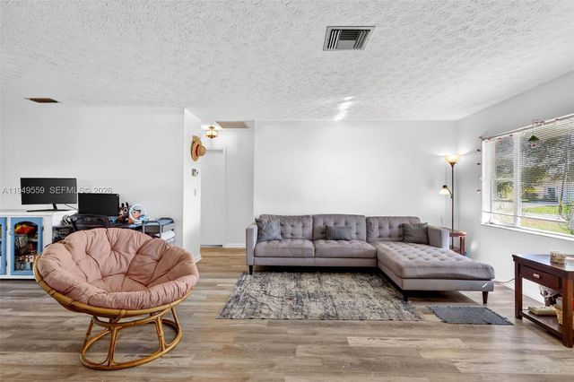 1261 SE Mendavia Ave, Port St. Lucie, FL 34952