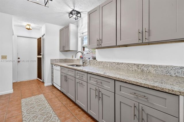 1261 SE Mendavia Ave, Port St. Lucie, FL 34952