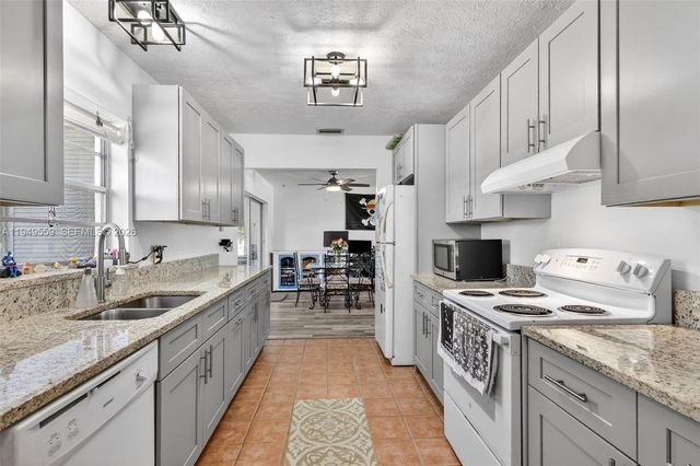 1261 SE Mendavia Ave, Port St. Lucie, FL 34952