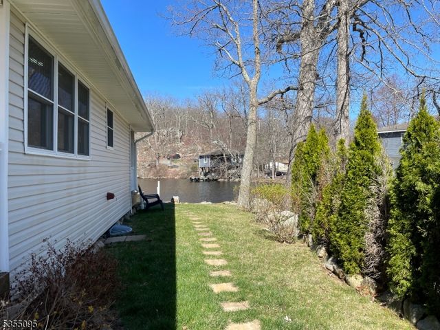 14 Hilltop Rd, Hopatcong Boro, NJ 07821