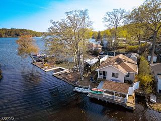 14 Hilltop Rd, Hopatcong Boro, NJ 07821