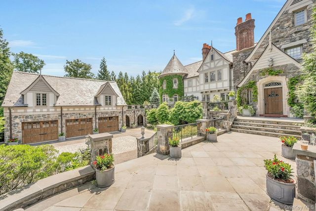 19 Park Drive S, Rye, NY 10580