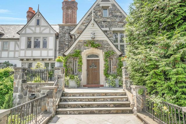 19 Park Drive S, Rye, NY 10580