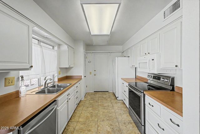 16213 N MEADOW PARK Drive, Sun City, AZ 85351