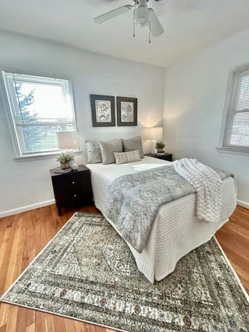 912 W Silver Lake Road, Fenton, MI 48430