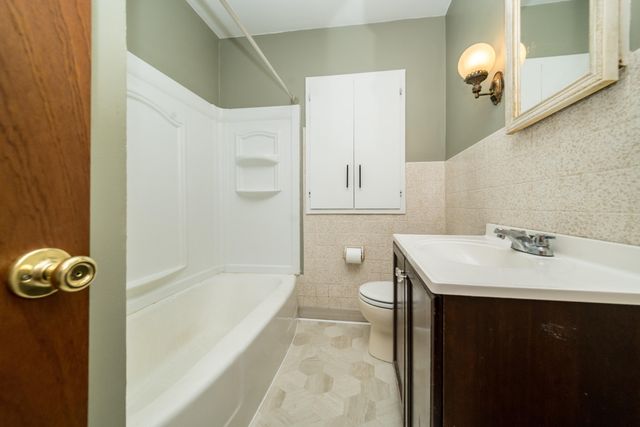 912 W Silver Lake Road, Fenton, MI 48430