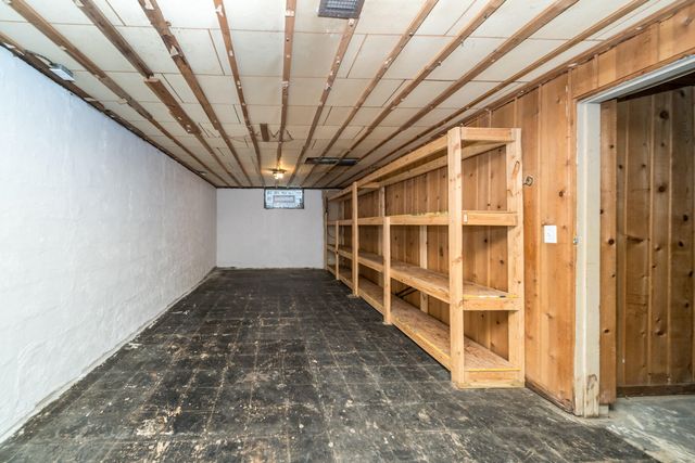 912 W Silver Lake Road, Fenton, MI 48430