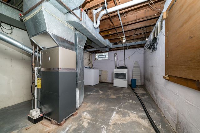 912 W Silver Lake Road, Fenton, MI 48430