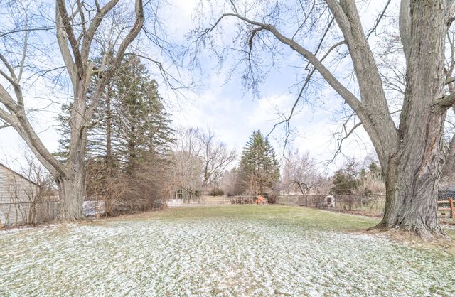 912 W Silver Lake Road, Fenton, MI 48430