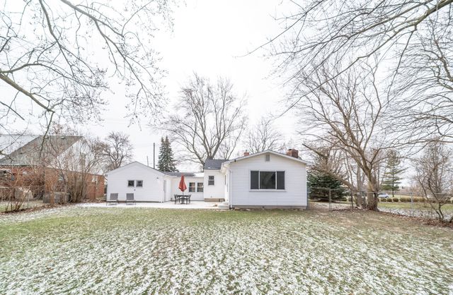 912 W Silver Lake Road, Fenton, MI 48430