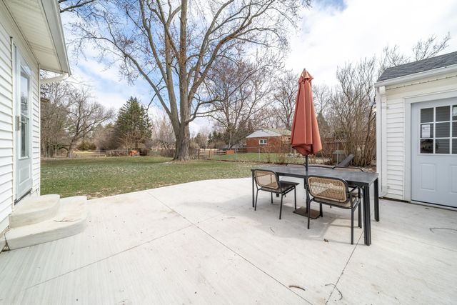 912 W Silver Lake Road, Fenton, MI 48430