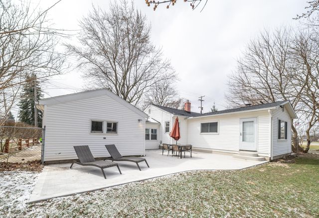 912 W Silver Lake Road, Fenton, MI 48430