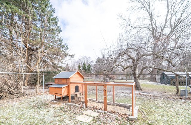 912 W Silver Lake Road, Fenton, MI 48430