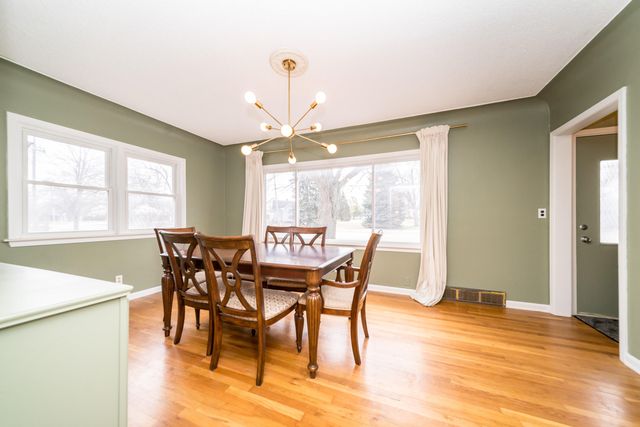 912 W Silver Lake Road, Fenton, MI 48430