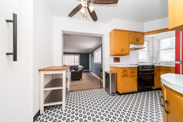 912 W Silver Lake Road, Fenton, MI 48430