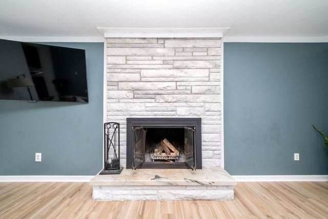 912 W Silver Lake Road, Fenton, MI 48430