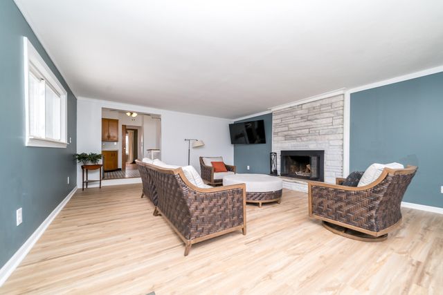 912 W Silver Lake Road, Fenton, MI 48430