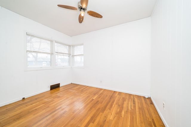 912 W Silver Lake Road, Fenton, MI 48430