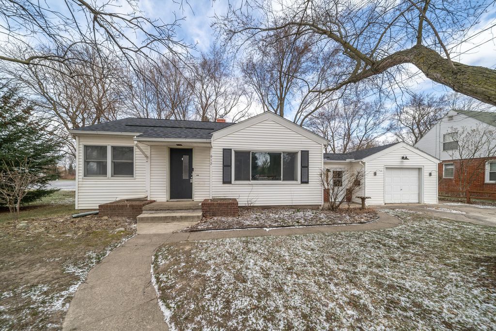912 W Silver Lake Road, Fenton, MI 48430