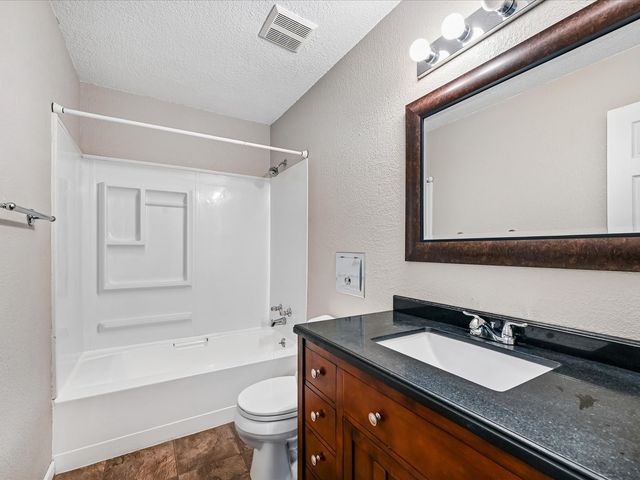 6601 Arbor Lane NE, Cedar Rapids, IA 52402