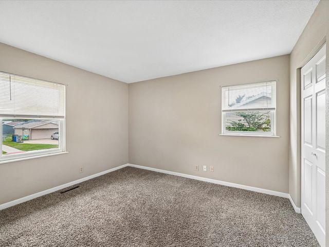 6601 Arbor Lane NE, Cedar Rapids, IA 52402
