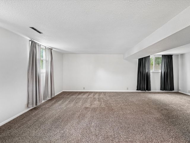 6601 Arbor Lane NE, Cedar Rapids, IA 52402