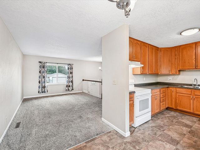 6601 Arbor Lane NE, Cedar Rapids, IA 52402