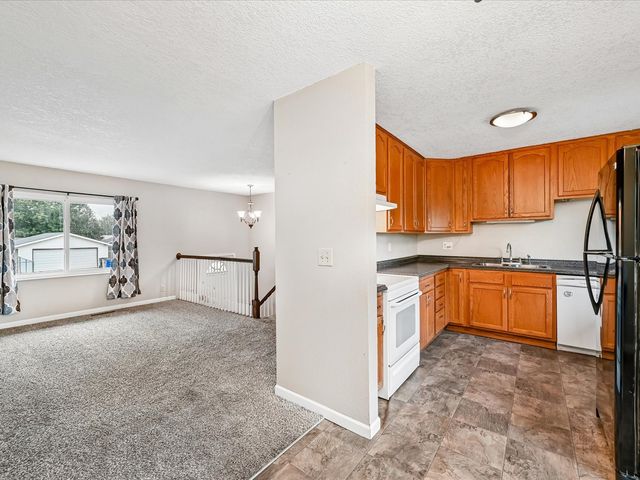 6601 Arbor Lane NE, Cedar Rapids, IA 52402