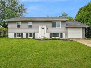 6601 Arbor Lane NE, Cedar Rapids, IA 52402