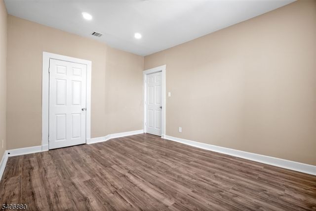 16 Sayre St, Elizabeth City, NJ 07208