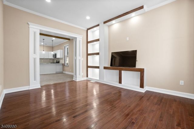 16 Sayre St, Elizabeth City, NJ 07208