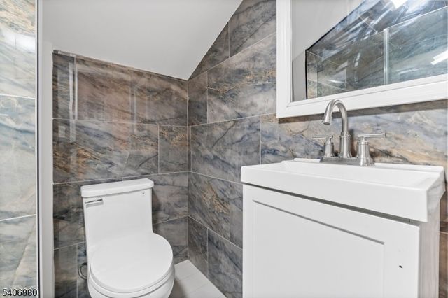 16 Sayre St, Elizabeth City, NJ 07208