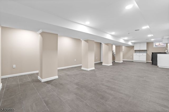 16 Sayre St, Elizabeth City, NJ 07208