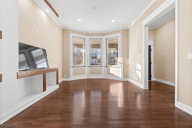 16 Sayre St, Elizabeth City, NJ 07208