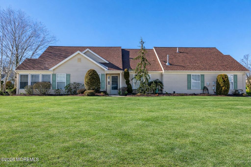 11 Ivy Hill Road, Lakewood, NJ 08701