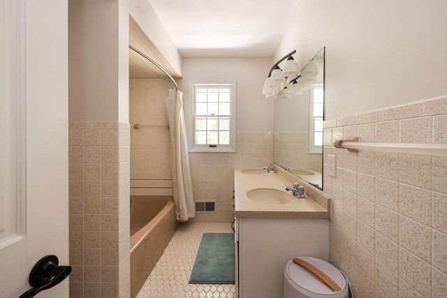 9495 N Fairway CIRCLE, Bayside, WI 53217