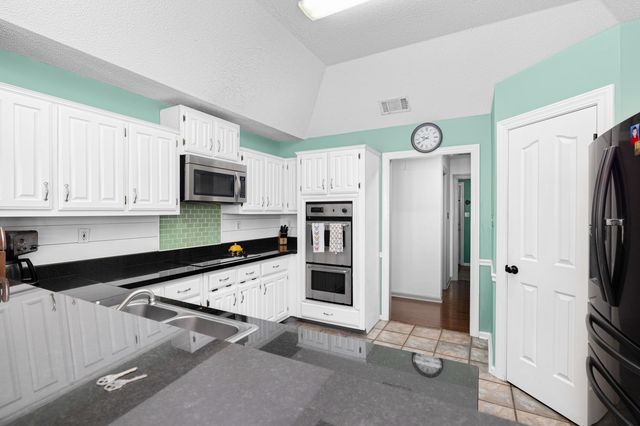 8906 PEMBROKE ELLIS DR, Bartlett, TN 38133