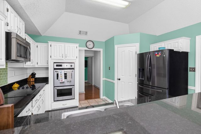 8906 PEMBROKE ELLIS DR, Bartlett, TN 38133