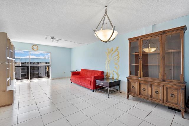 3860 NE 170th St 404, North Miami Beach, FL 33160