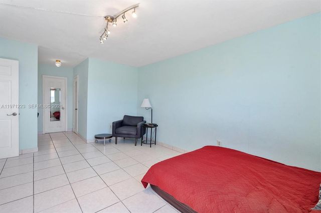 3860 NE 170th St 404, North Miami Beach, FL 33160