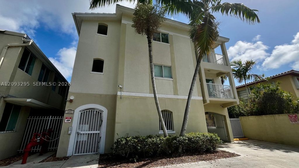 695 SW 11th St 204, Miami, FL 33129