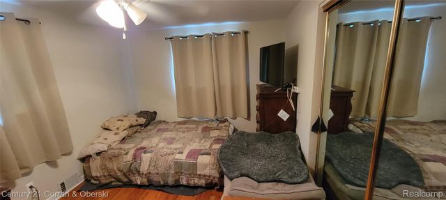 19381 Shadowoods, Roseville, MI 48066