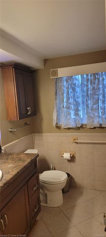 19381 Shadowoods, Roseville, MI 48066