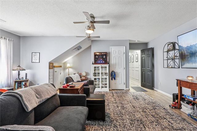 55 Locksley DR, Hampton, VA 23666
